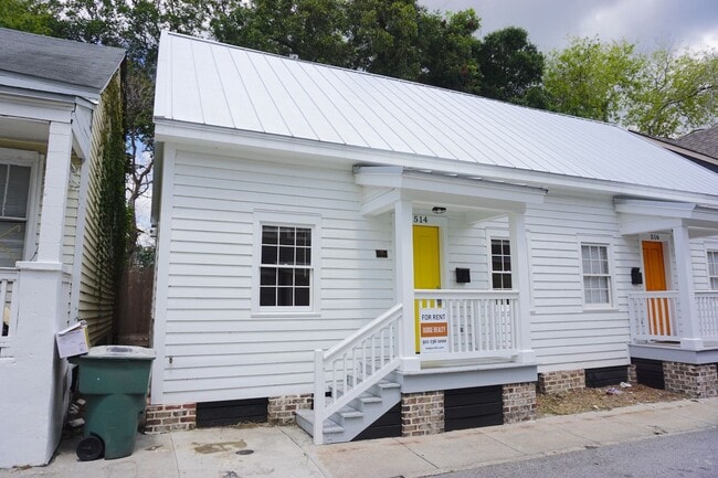 Building Photo - 2 BED | 2 BATH | HISTORIC DISTRICT | GATED BACKYARD WITH PORCH