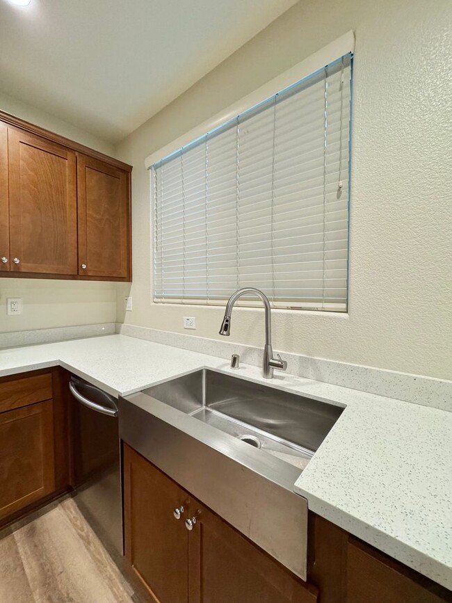 Building Photo - Spacious 2 Bedroom, 2 Bath Condo Both En-S...