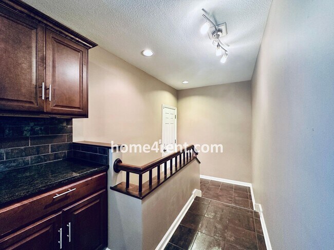 Building Photo - Beautifully Updated Home in Prime Overland...