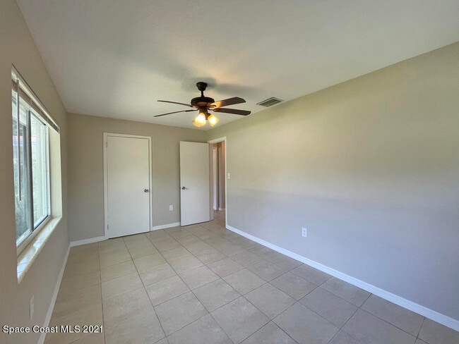 Building Photo - 304 3rd St