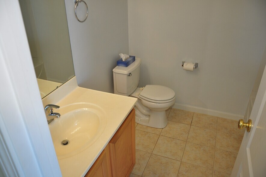 Building Photo - 470 Summit Tree Ct