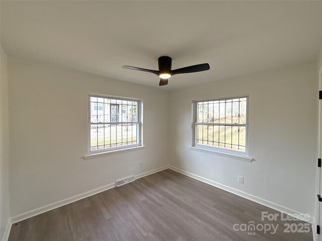 Building Photo - 1928 Russell Ave