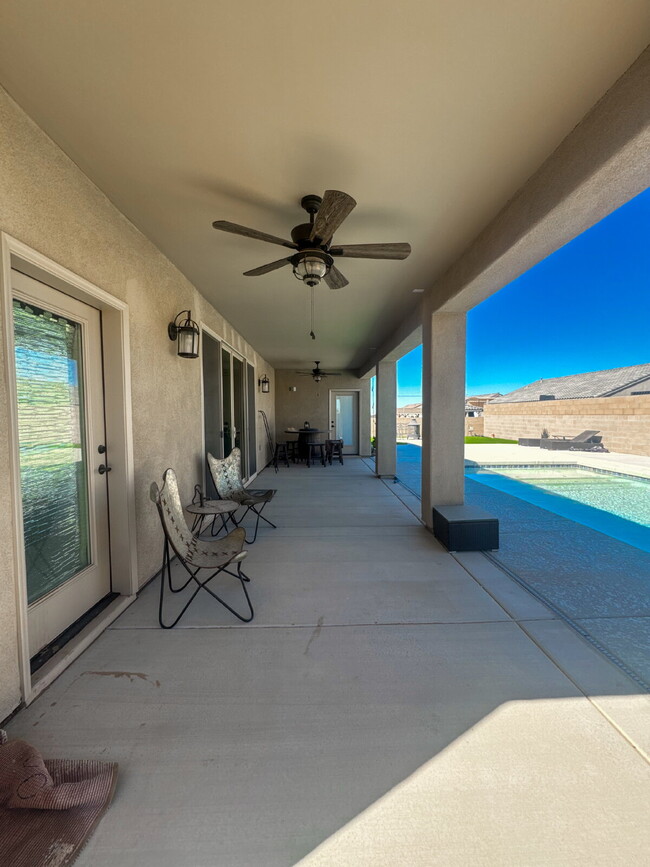 Building Photo - Stunning Foothills Paradise