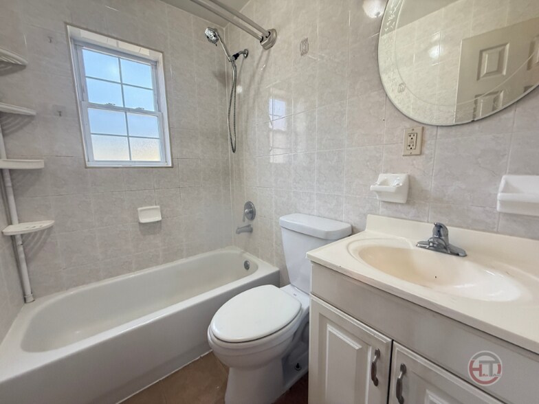 Building Photo - 1561 Mayflower Ave