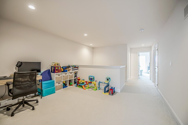 Building Photo - 3075 N Spurway Dr