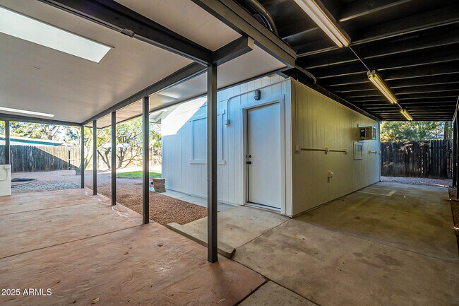 Building Photo - 1316 E Lemon St