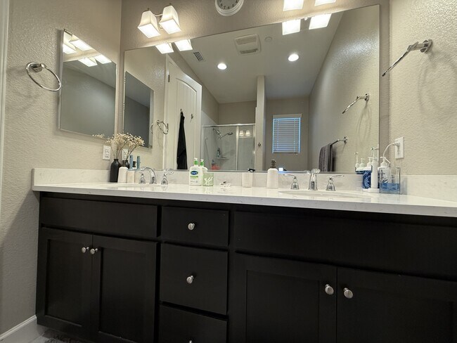 Building Photo - 3493 Rogue River Dr