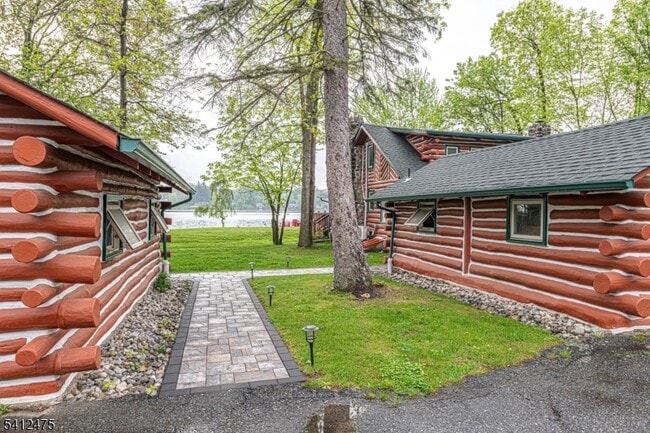 Building Photo - 121 Bearfort Rd