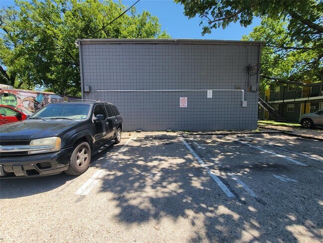 Building Photo - 903 Springdale Rd
