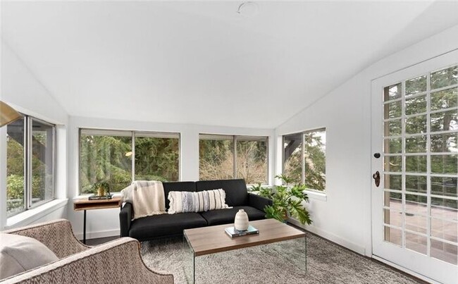 Building Photo - Highly Appealing Updated North End 4 Bedroom!