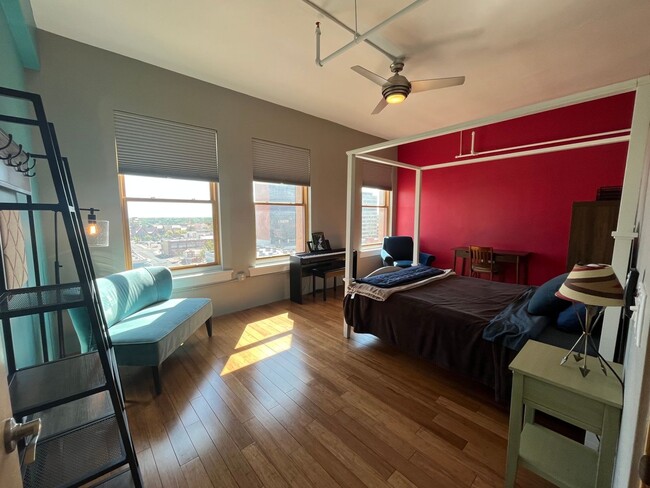 Building Photo - Eccentric 2 Bedroom 2.5 Bathroom Condo In ...