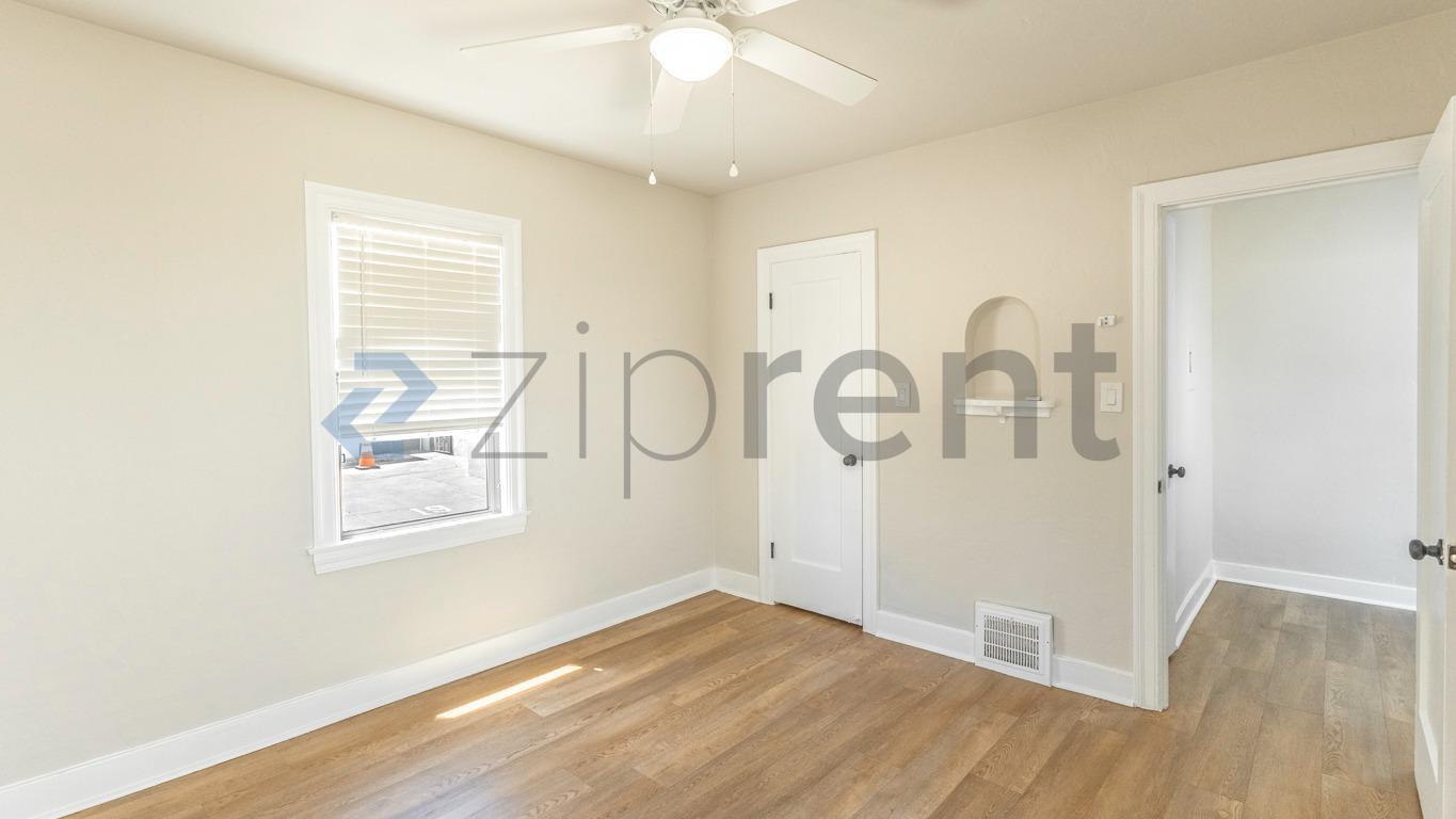 Building Photo - Unit 4
