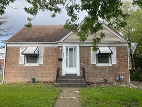 Building Photo - Beautiful and spacious 2 Bedroom 1 Bath house in Lansing, IL MUST SEE
