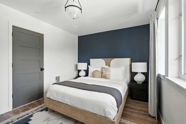 Building Photo - 925 NE 23rd Ave