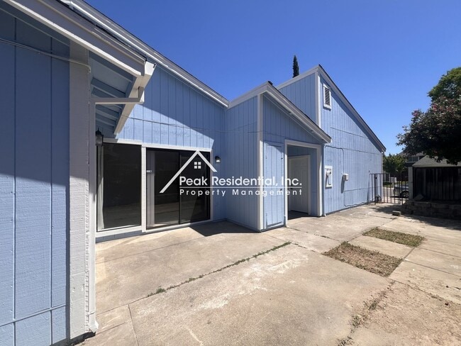 Building Photo - Spacious Updated 2bd/2ba Halfplex with 2 Car Garage