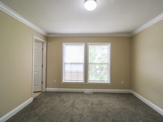 Building Photo - Charming Townhome Close to Downtown Pulaski