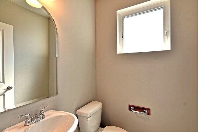 Building Photo - Spacious Townhome Near Silver Lake!