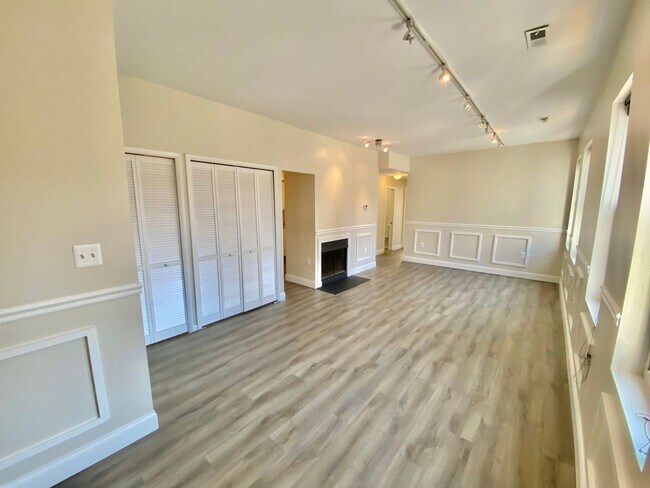 Building Photo - Large  Sunny Dupont Circle 2 bed 2 bath Ap...
