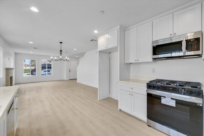 Building Photo - 16385 Valencia Ave