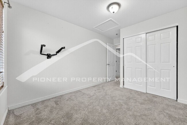 Building Photo - Spacious Home with Central AC and Gas Fire...