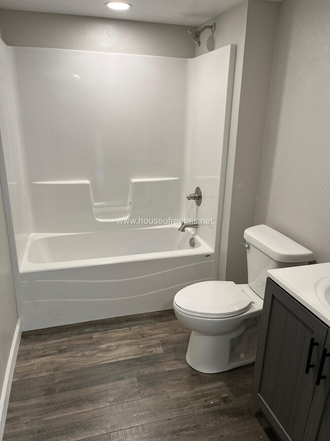 Building Photo - 511 N Maple St