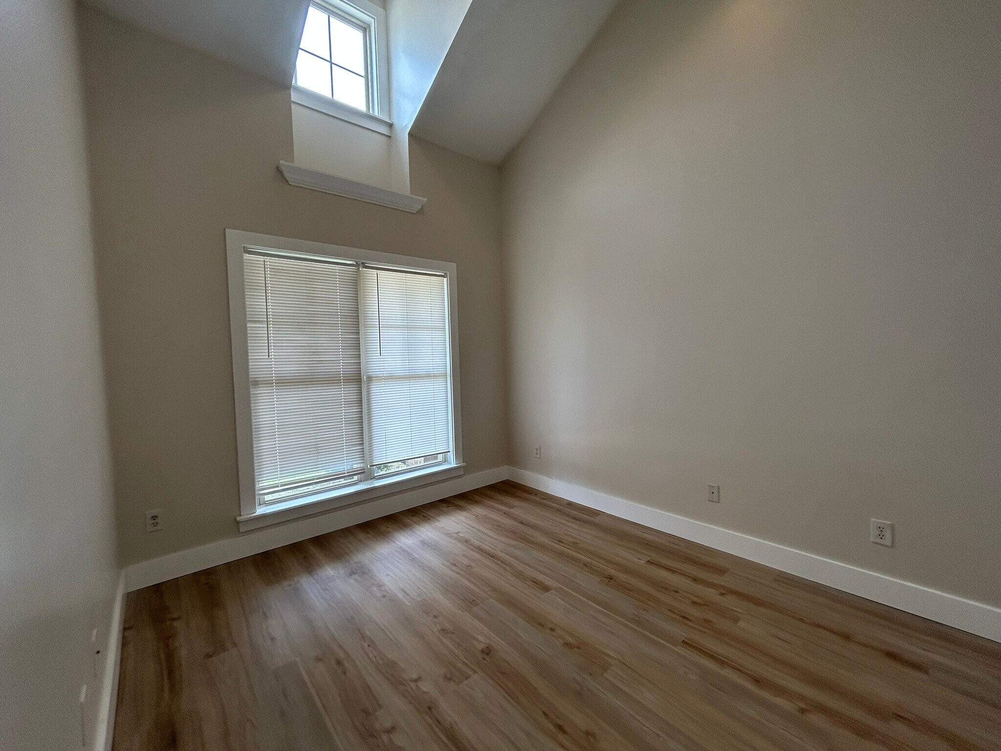Building Photo - 2070 Rossburg Pl