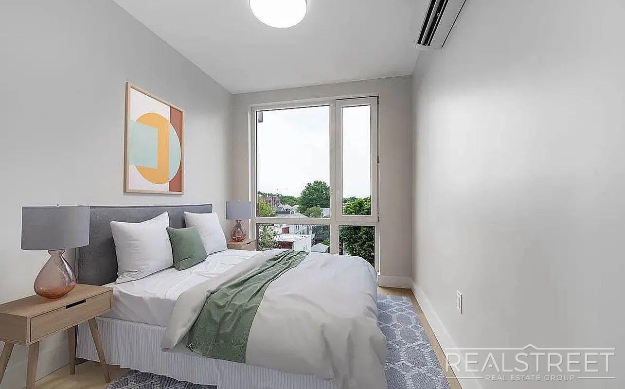 Building Photo - New York Avenue