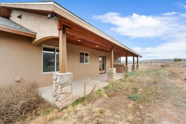 Building Photo - 815 E Paniolo Wy