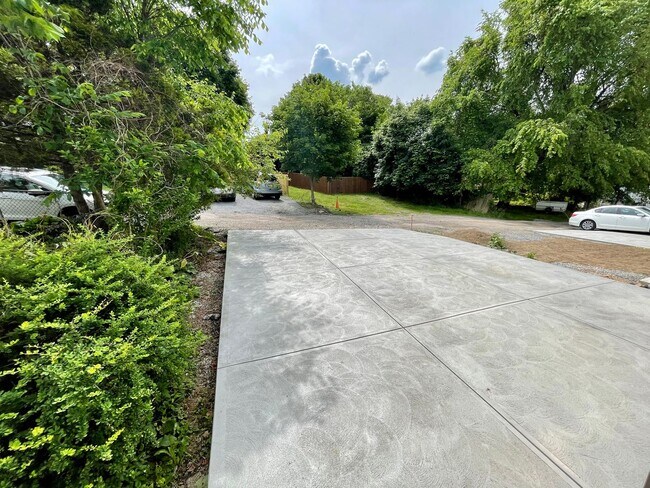 Building Photo - Amazing 4 Bedroom House! Hardwood, 2.5 Baths Stainless, A/C