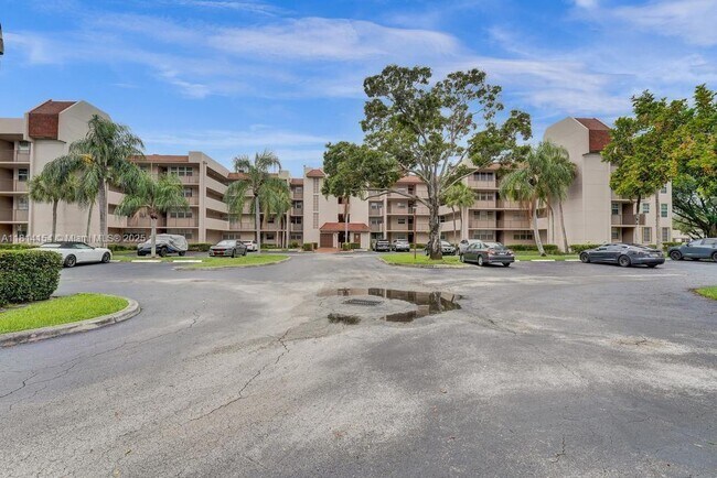 Building Photo - 1911 Sabal Palm Dr