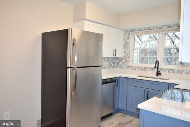 Building Photo - 12121 Chaucer Ln