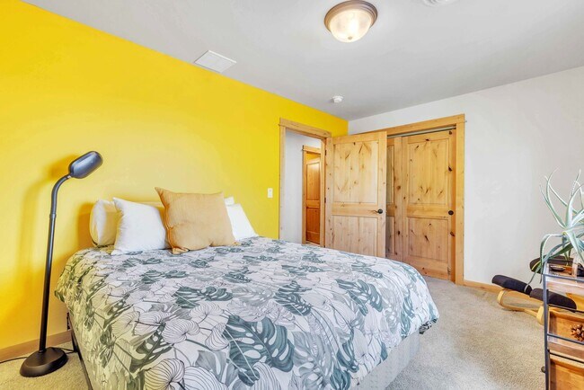 Building Photo - Furnished townhome w/ 2-car garage, backyard & EV charging