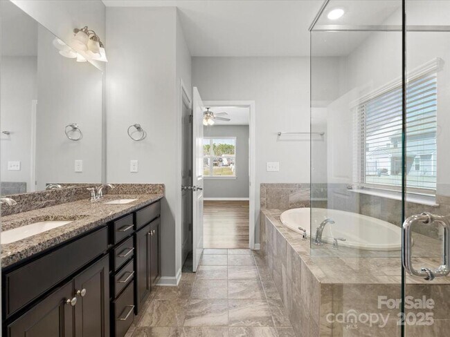 Building Photo - Beautiful 4BR/3.5 BA Home in Mooresville