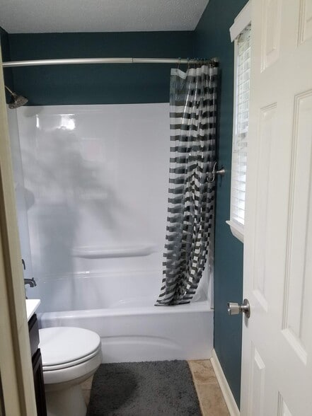 Master Bath - 2016 Lakemeadow Dr