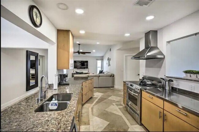 Building Photo - 2806 SW 38th Terrace