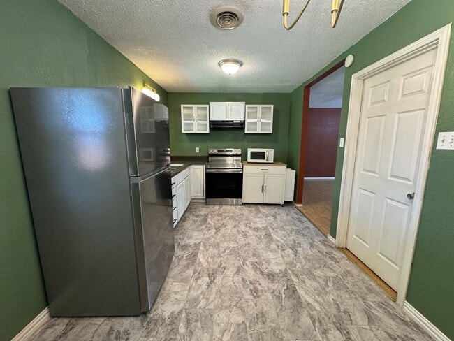 Building Photo - 360 Virtual Tour Available