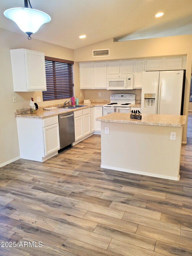 Building Photo - 2214 E Monona Dr