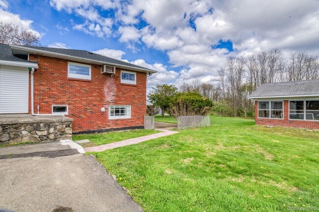 Building Photo - 353 Candlestick Hill Rd