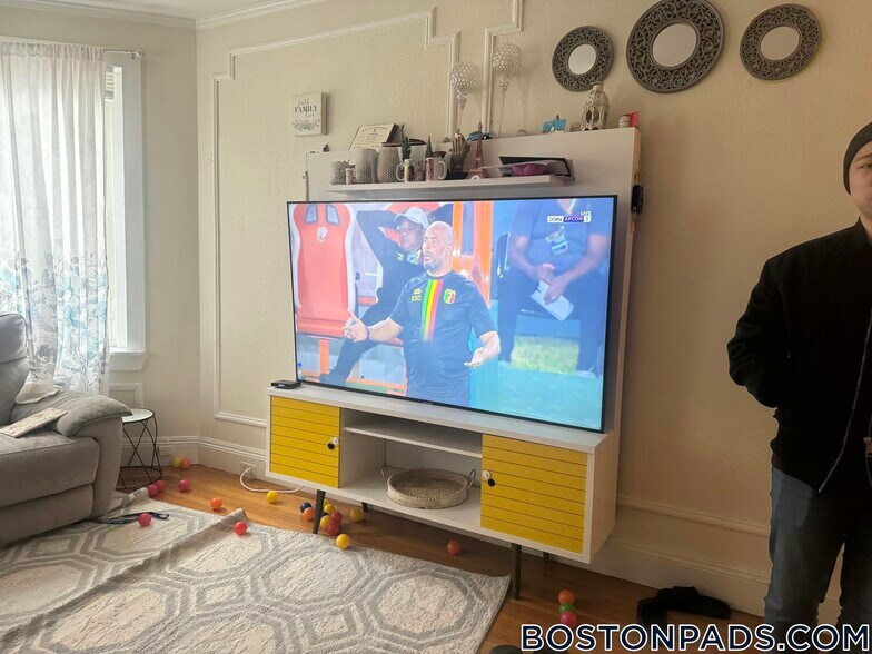 Building Photo - 86 Maple St