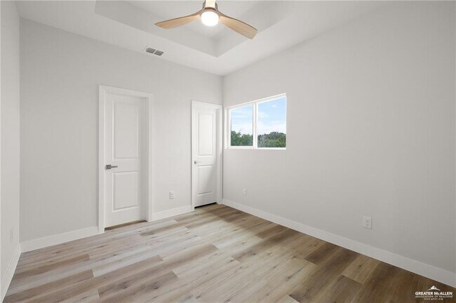 Building Photo - 17 E Solar Dr