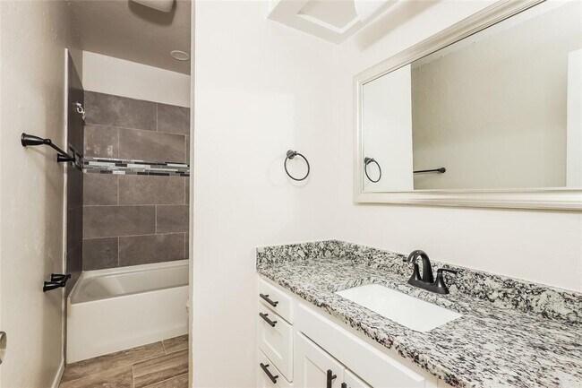 Building Photo - 8829 Parkridge Dr