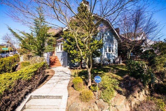 Building Photo - Spacious Home with that Classic Seattle Charm!