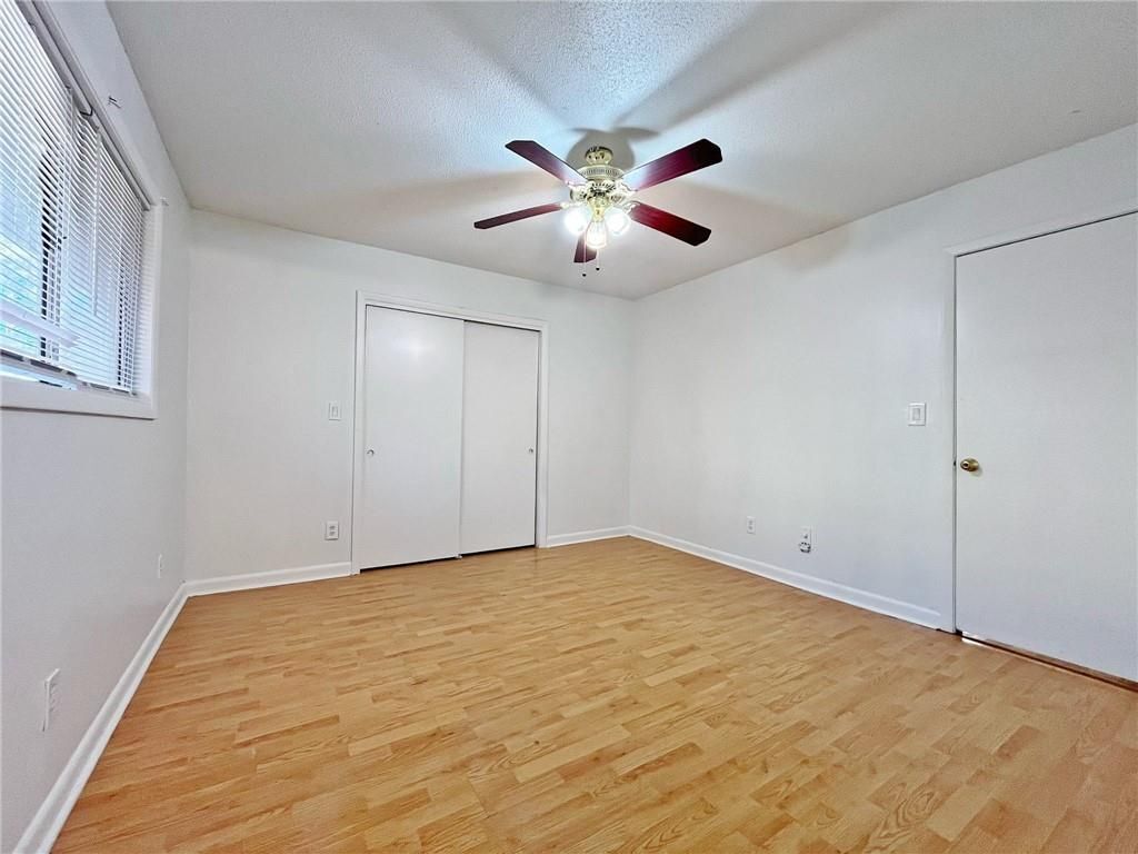 Building Photo - 2946 N Dekalb Dr