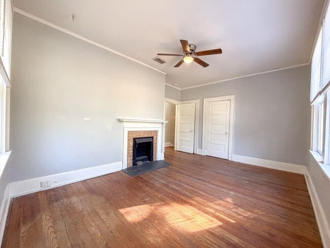 Building Photo - 206 5th St