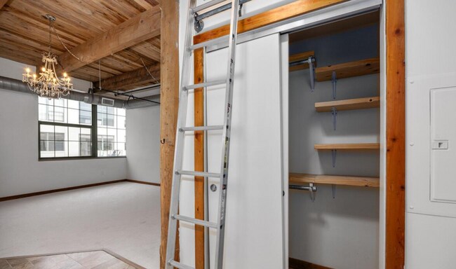 Building Photo - 940 Monroe Ave NW