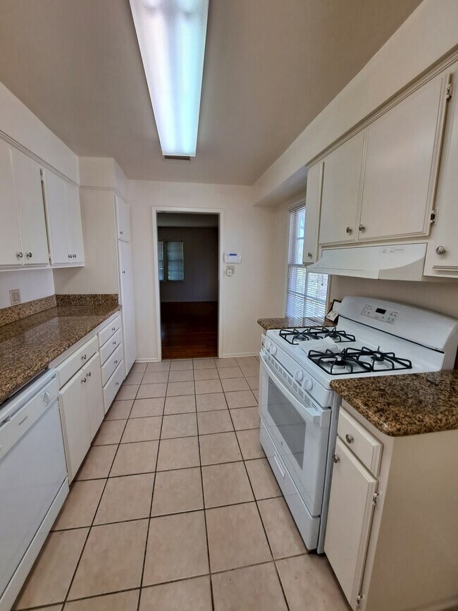 Building Photo - 3 BEDROOM HOME W/CENTRAL AIR CONDITIONING