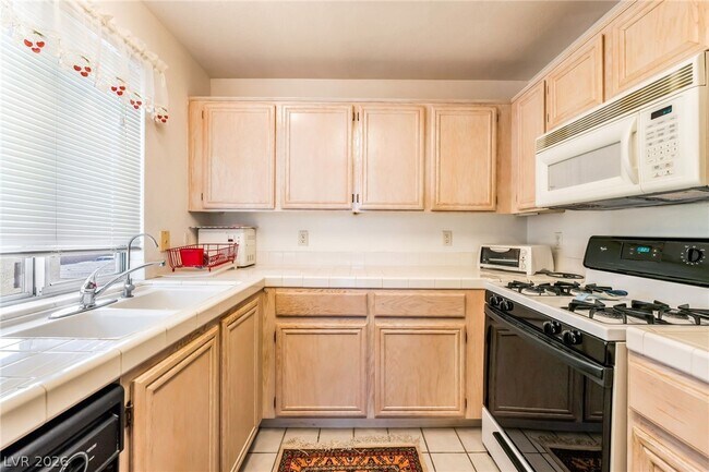 Building Photo - 3125 N Buffalo Dr