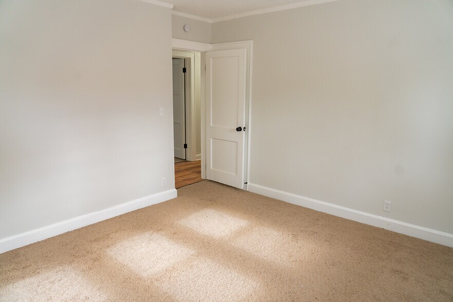 Building Photo - 5536 Paseo Blvd