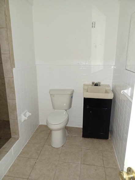 Building Photo - 906 E Lucas Ave