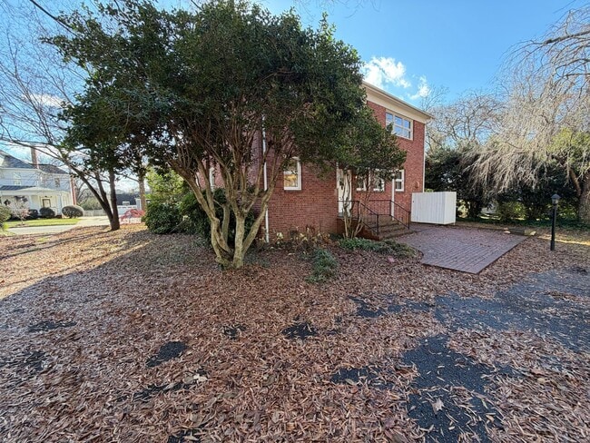 Building Photo - Mitchell College Historic District - 3BR / 4BA